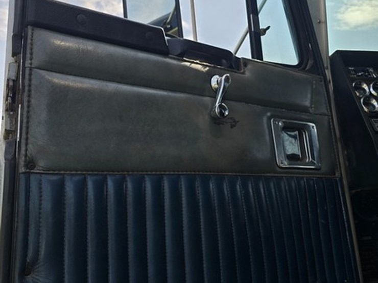 1996-kenworth-t800b-image-28