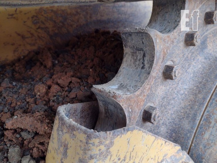 2015-caterpillar-d4k2-xl-image-15