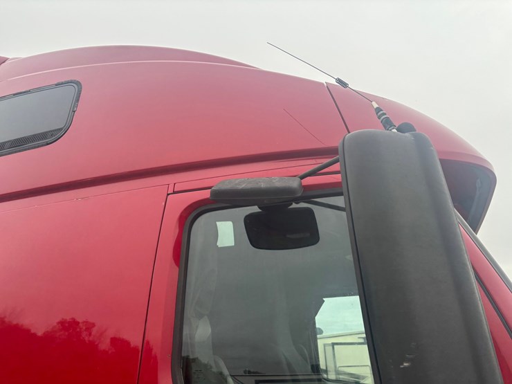 #2325-•-2010-volvo-vnl-sleeper-cab-truck-tractor-image-26