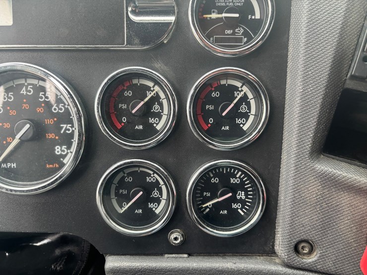 2013-freightliner-cascadia-125-image-62