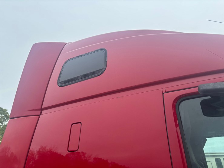 #2325-•-2010-volvo-vnl-sleeper-cab-truck-tractor-image-27