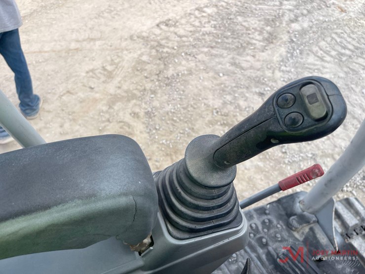 2019-takeuchi-tb240-mini-excavator-image-24