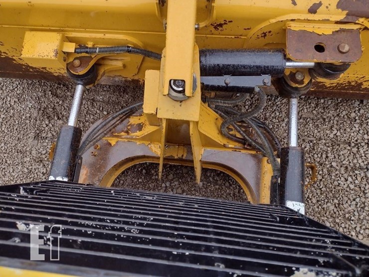 2015-caterpillar-d4k2-xl-image-25