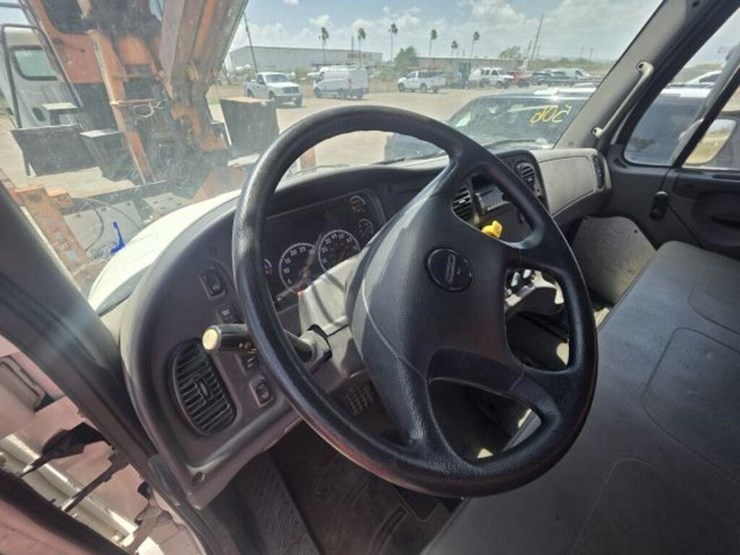 2018-freightliner-m2-106-image-7