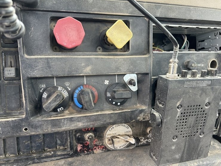 1992-international-8100-image-24