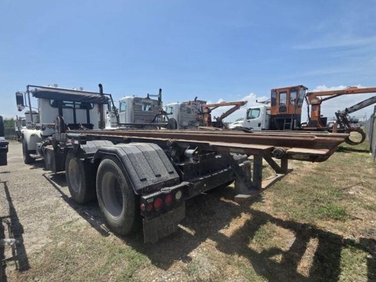 2019-peterbilt-367-image-3