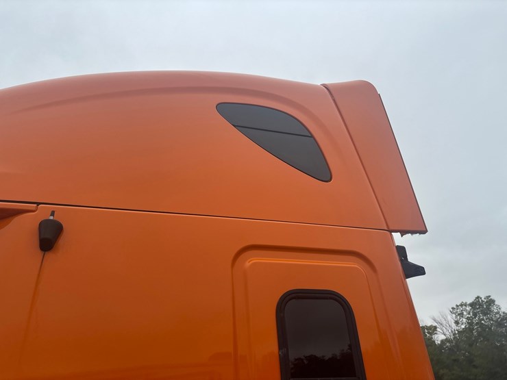 #2335-•-2012-freightliner-cascadia-sleeper-cab-truck-tractor-image-15