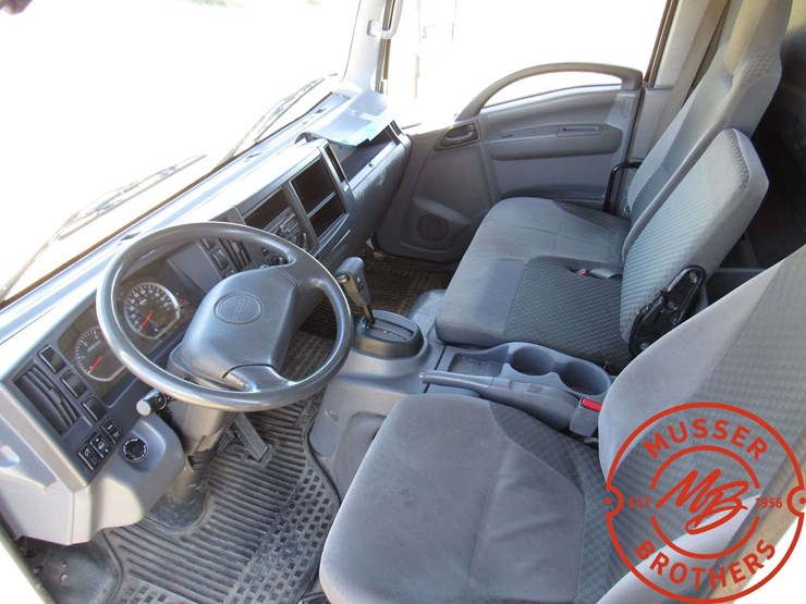 2014-isuzu-npr-image-25