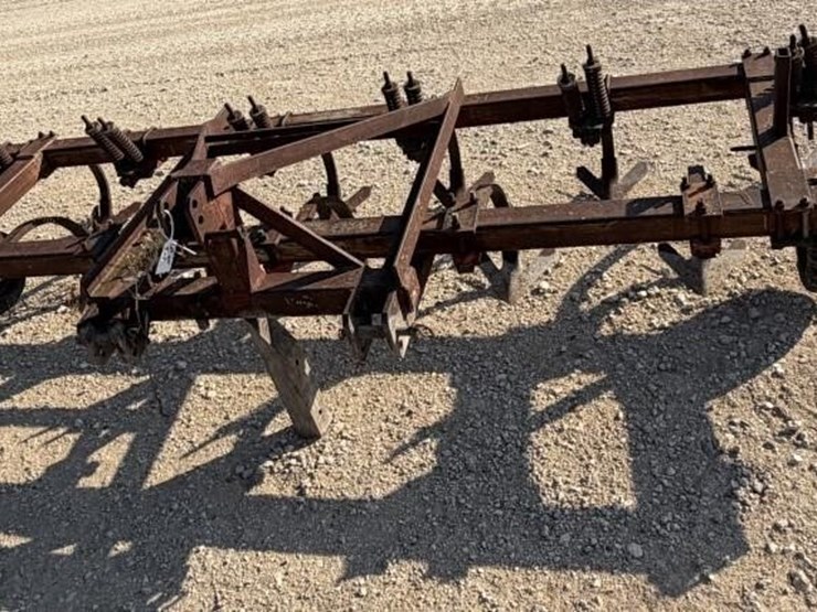 l2---14'-3pt-chisel-plow-image-1
