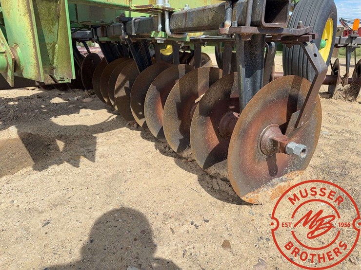 john-deere-235-image-12