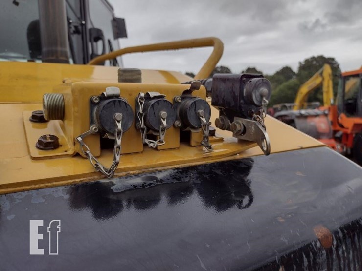 2015-caterpillar-d4k2-xl-image-26