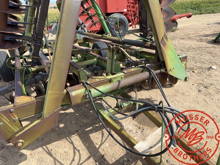 john-deere-235-image-10
