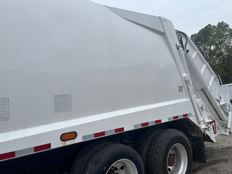 2009-gmc-7500-image-51