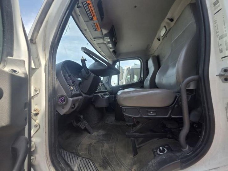 2018-freightliner-114sd-image-5