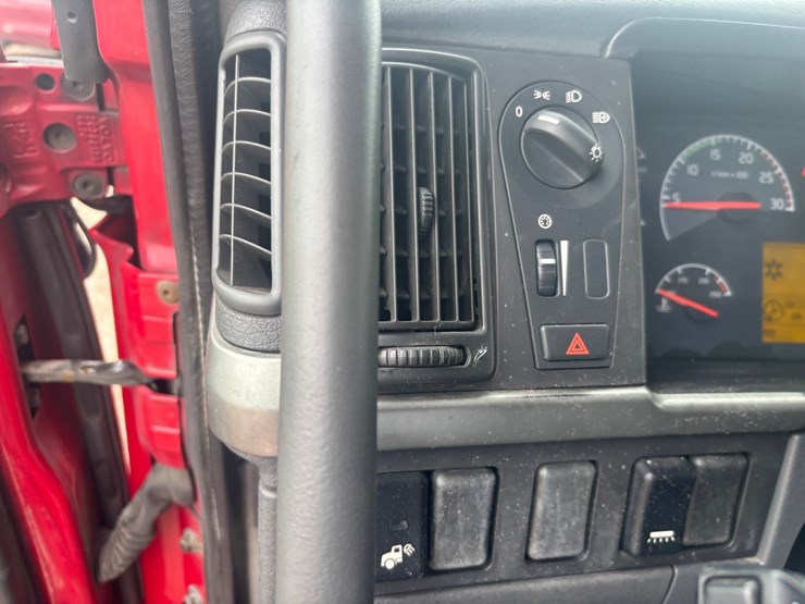 #2325-•-2010-volvo-vnl-sleeper-cab-truck-tractor-image-62
