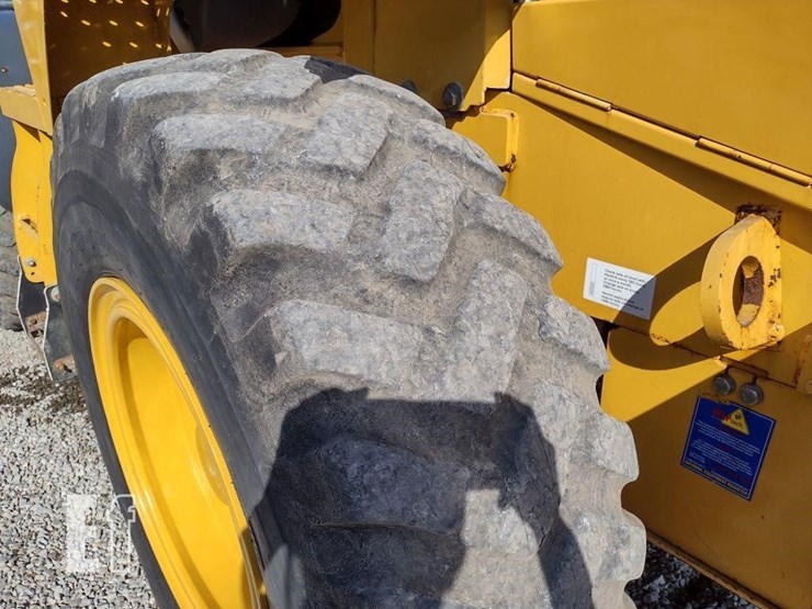 2019-deere-444k-image-15