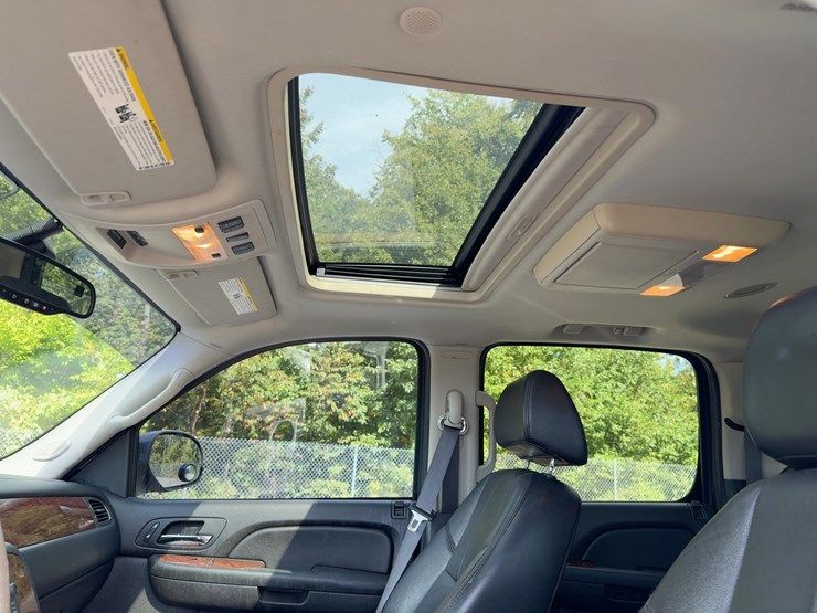 2007-chevrolet-suburban-image-18