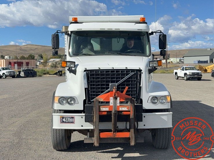 2016-volvo-vhd64f200-image-8