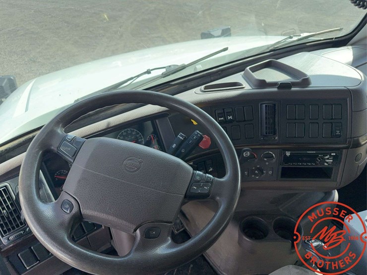 2016-volvo-vhd64f200-image-31