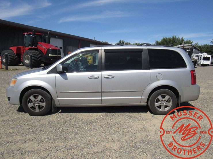 2010-dodge-grand-caravan-sxt-image-2