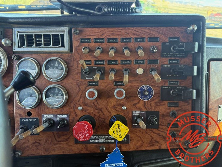 1993-peterbilt-379-image-31