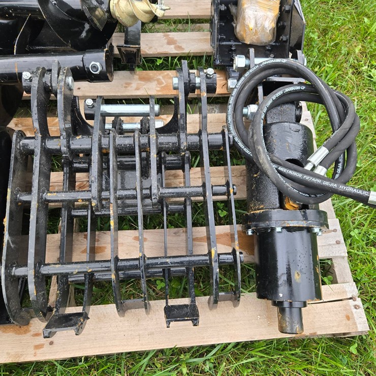#2250 • (Edmore)mini excavator attachment set (one damaged auger) see pictures