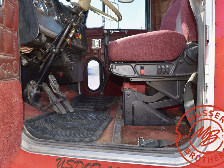1984-peterbilt-359-image-39