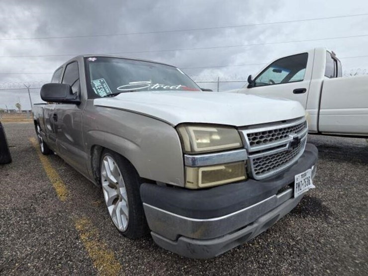 03-chev-pk-1gcek19v43e166565-image-2