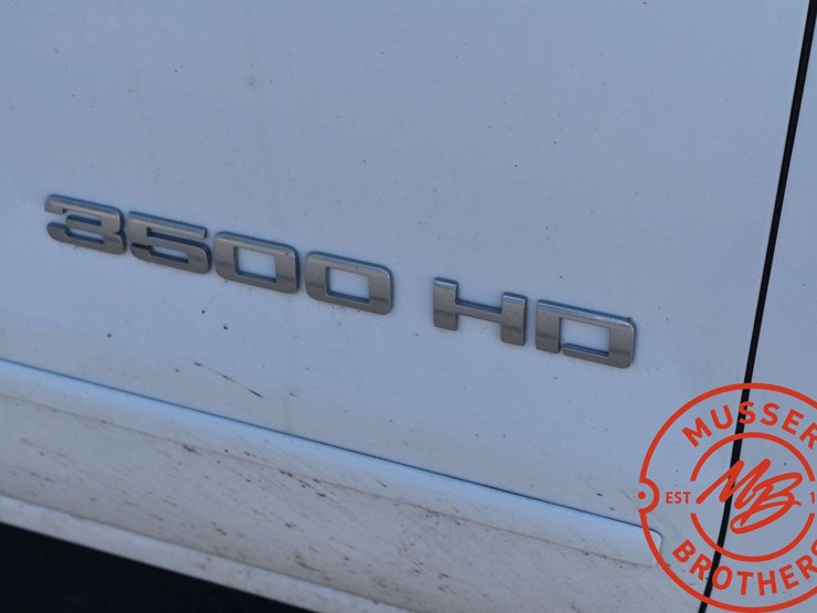 2015-chevrolet-3500hd-image-29
