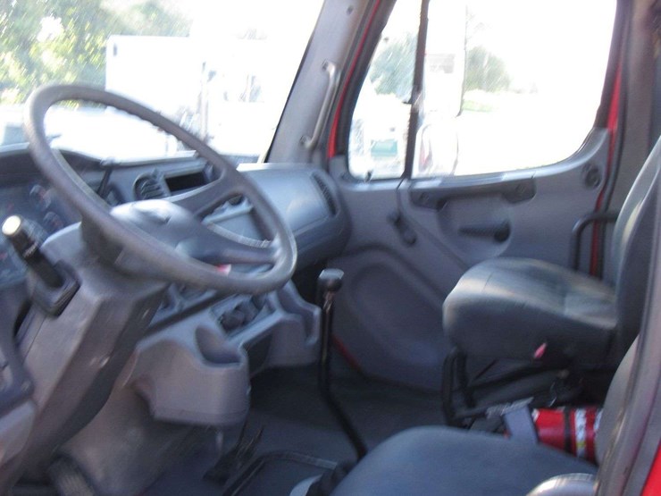 2003-freightliner-fl70-image-18