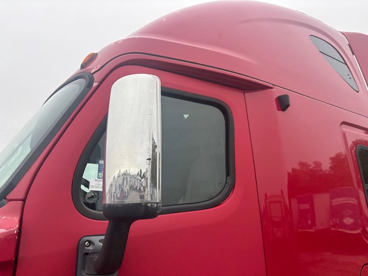 2013-freightliner-cascadia-125-image-11