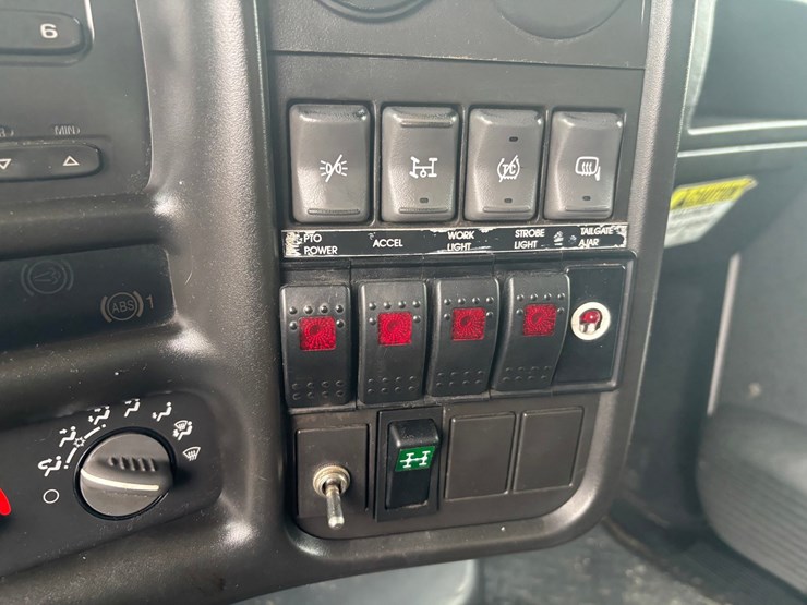 2009-gmc-7500-image-41
