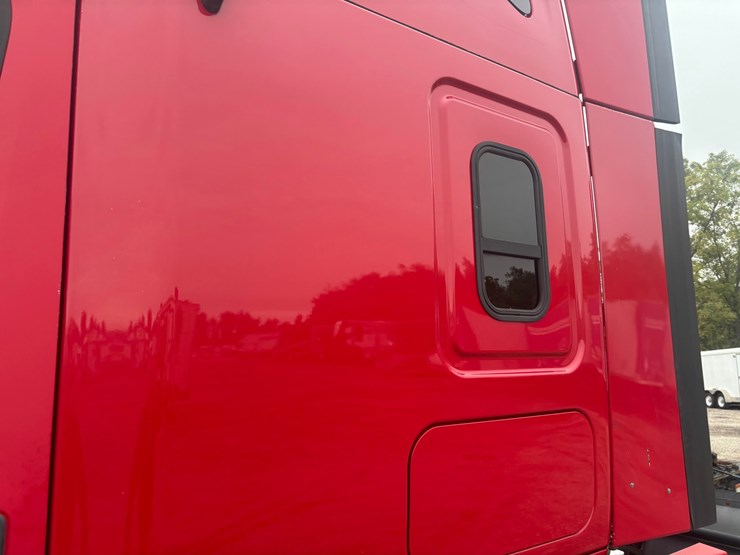 2013-freightliner-cascadia-125-image-13