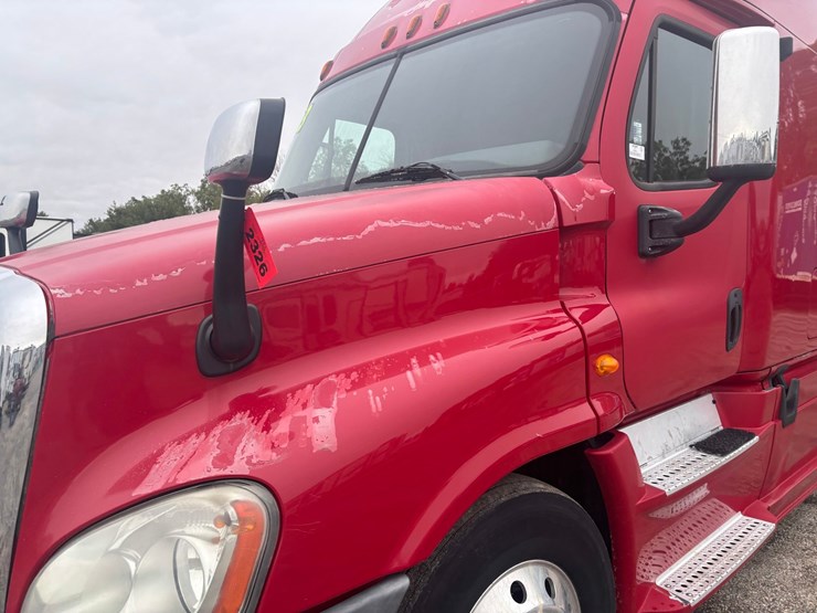 2013-freightliner-cascadia-125-image-8