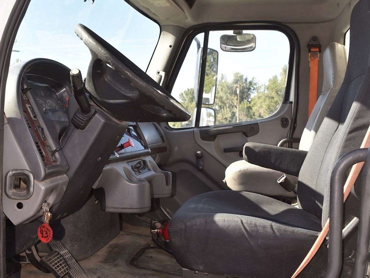 2007-freightliner-m2-106-image-25