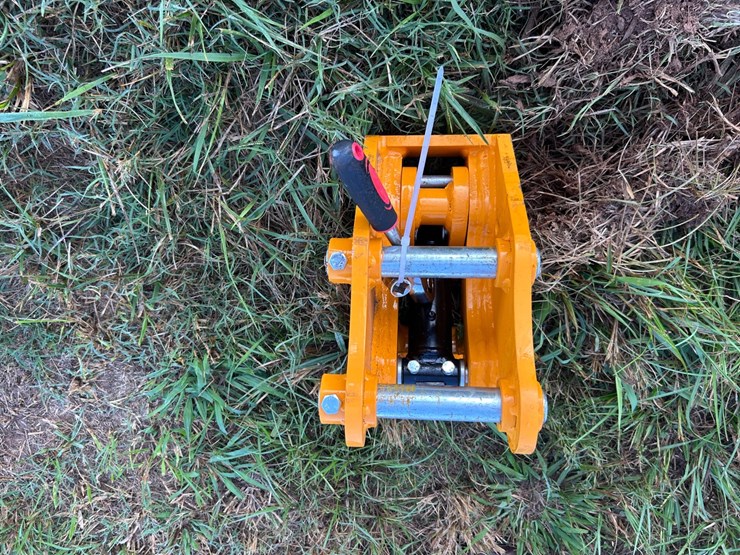 #155-•-excavator-quick-hitch-image-2