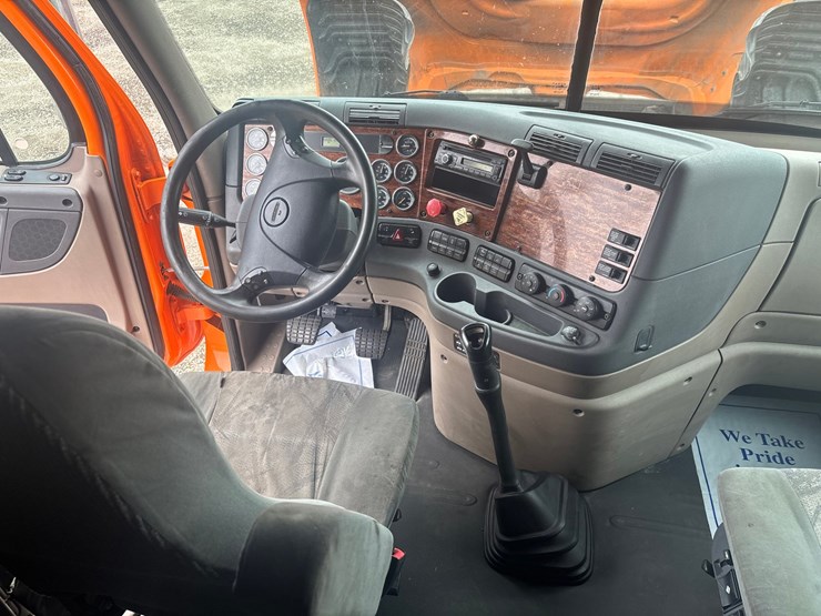 #2335-•-2012-freightliner-cascadia-sleeper-cab-truck-tractor-image-63