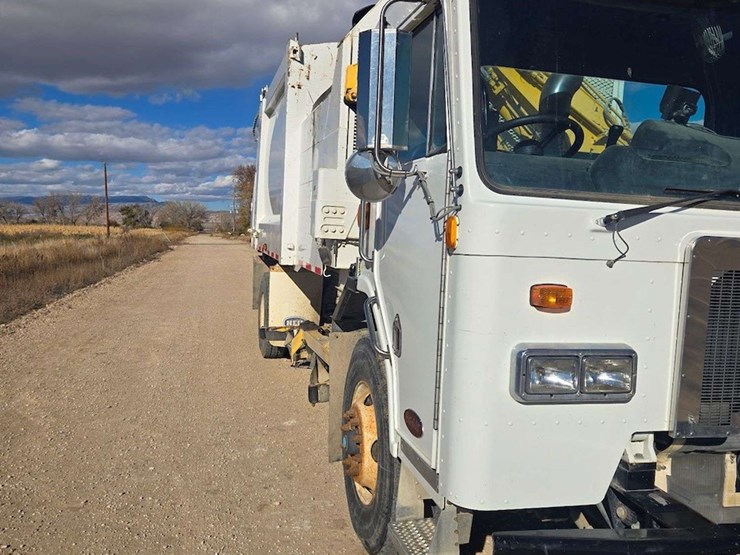 2008-peterbilt-320-image-8