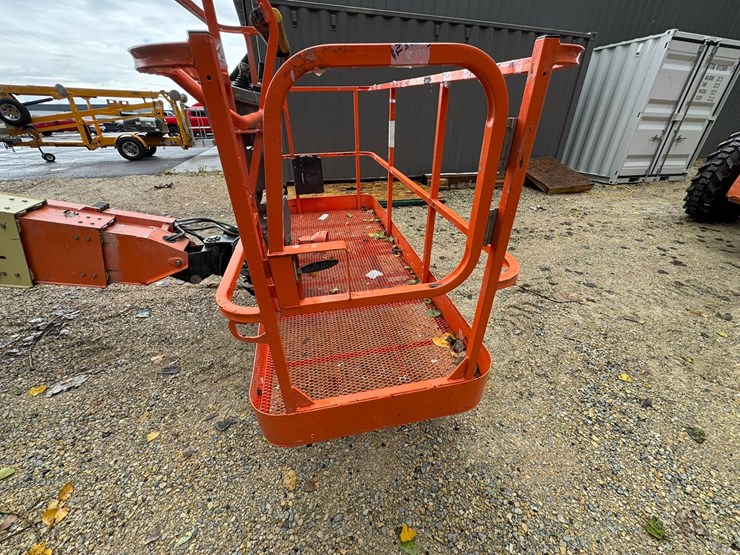 2011-jlg-600s-image-39