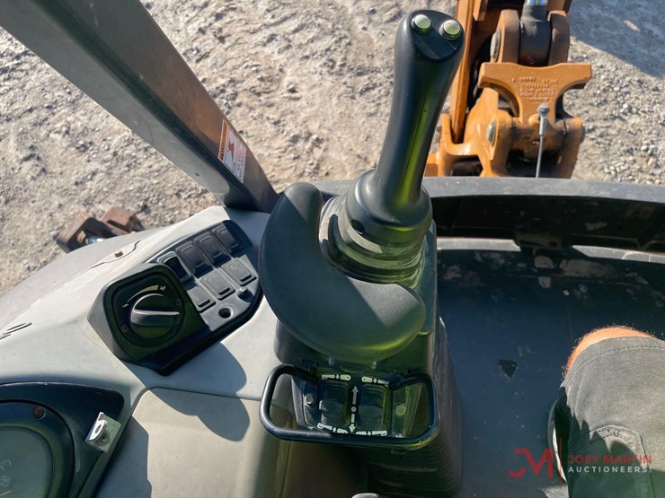 2020-case-580n-ep-loader-backhoe-image-25