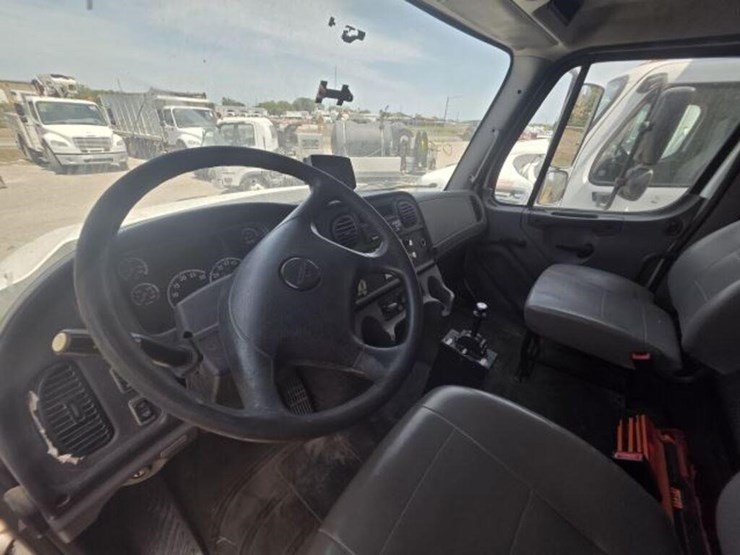 2018-freightliner-114sd-image-6