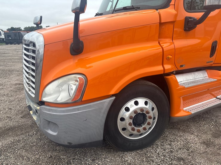 #2335-•-2012-freightliner-cascadia-sleeper-cab-truck-tractor-image-7