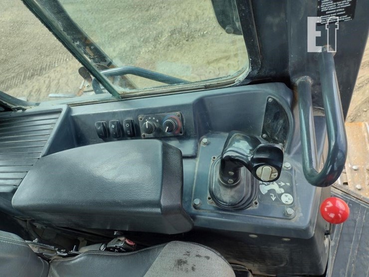 2015-deere-650k-lgp-image-11