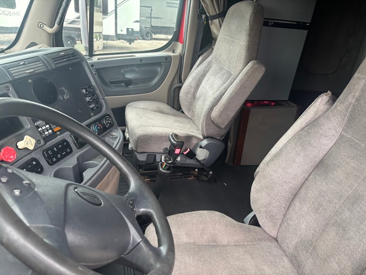 2013-freightliner-cascadia-125-image-70