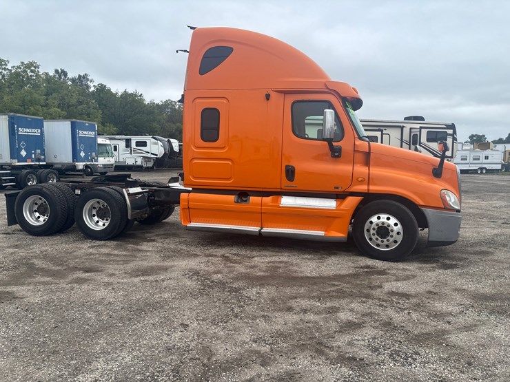 #2335-•-2012-freightliner-cascadia-sleeper-cab-truck-tractor-image-5
