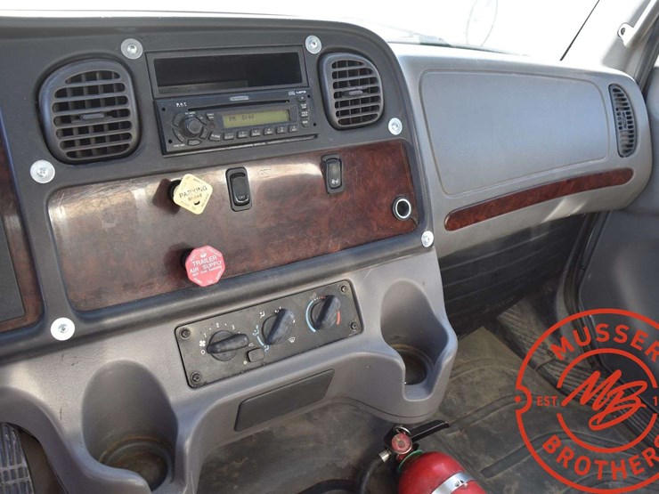2007-freightliner-m2-106-image-31