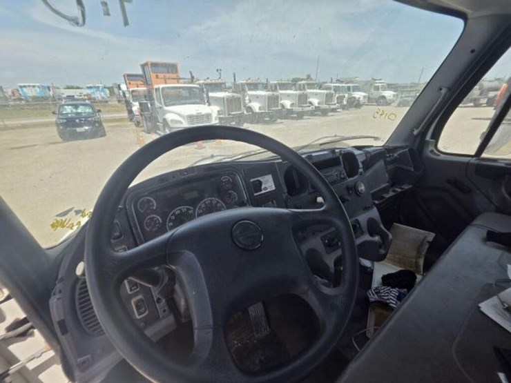 2014-freightliner-m2-106-image-7