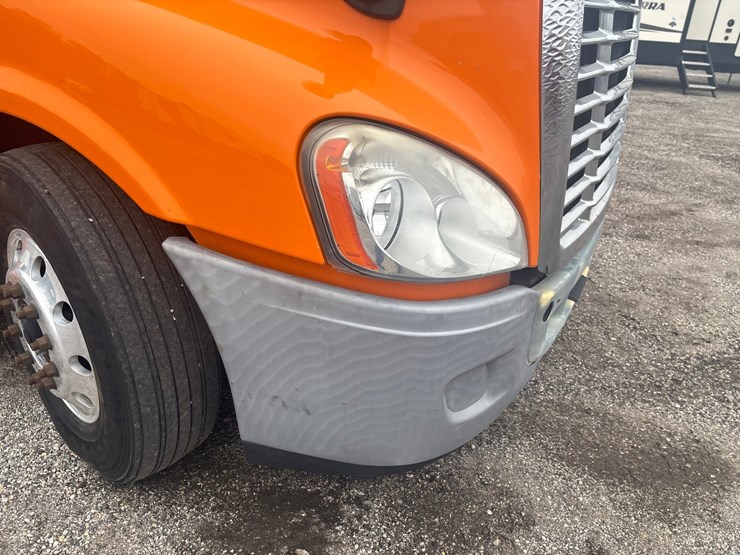 #2335-•-2012-freightliner-cascadia-sleeper-cab-truck-tractor-image-24
