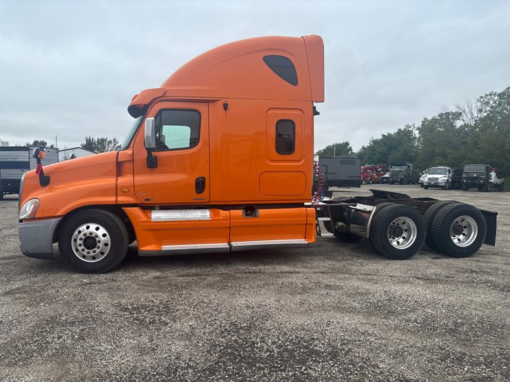 #2335-•-2012-freightliner-cascadia-sleeper-cab-truck-tractor-image-2