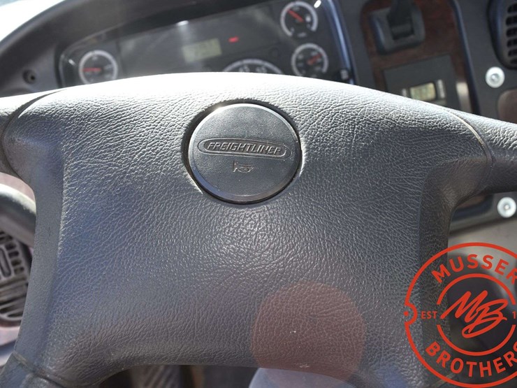 2007-freightliner-m2-106-image-28